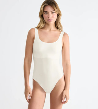 “Modell bär Sloggi Zero Feel Body i vitt – vit body utan sömmar eller byglar, med osynlig passform och total rörelsefrihet.”