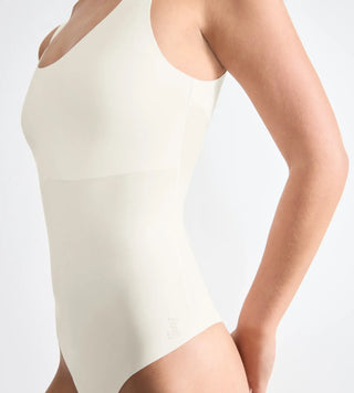 “Närbild på tyg i Sloggi Zero Feel Body – vit mikrofiber utan sömmar, med dot-bonding och Activated Silk™-teknik.”