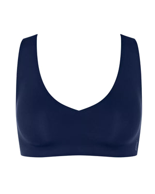 “Frilagd bild av Sloggi Zero Feel bralette i marinblått – V-ringad, sömlös bh utan bygel i återvunnen mikrofiber med mediumstöd.”