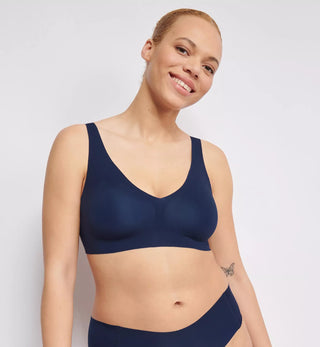 “Halvbild framifrån av marinblå Sloggi Zero Feel bralette – följsam bh utan bygel med V-ringning och total rörelsefrihet.”