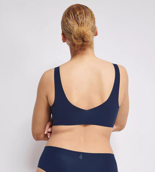 “Bakifrånvy av Sloggi Zero Feel bralette i navy blue – slät rygg utan sömmar eller etiketter, perfekt för osynlig komfort.”