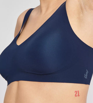 “Närbild på tyg och detaljer i Sloggi Zero Feel navy bralette – supermjuk mikrofiber med dot-bonding och Activated Silk™.”