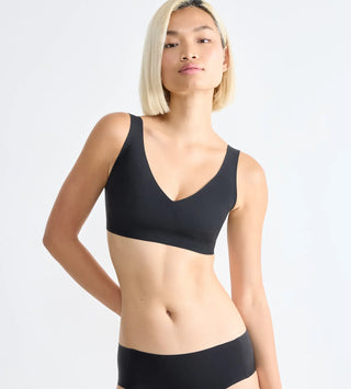 “Halvbild framifrån av Sloggi Zero Feel svart bralette – V-ringad sömlös bh i återvunnen mikrofiber utan bygel eller sömmar.”