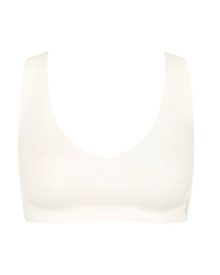 “Frilagd bild av Sloggi Zero Feel vit bralette – V-ringad bh utan bygel med avtagbar vaddering och osynlig sömlös design.”