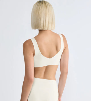 “Bakifrånvy av vit Sloggi Zero Feel Bralette – helt sömlös bh utan tryckmärken med dot-bonding och smidig passform.”