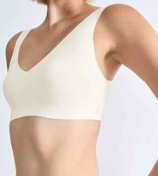 “Närbild på vit Sloggi Zero Feel Bralette – borstad finish och dubbla lager tyg för maximal mjukhet och fukttransport.”