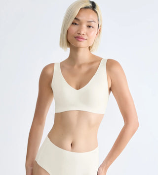 “Halvbild framifrån av Sloggi Zero Feel vit bralette – V-ringad bh utan sömmar med avtagbara vadderingar och följsam stretch.”