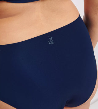 “Närbild på tyg i navy blå Zero Feel trosor – borstad mikrofiber med Activated Silk™ och 360° stretch för komfort och rörelsefrihet.”