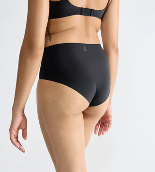“Närbild på tyg i Sloggi Zero Feel högmidjade trosor – borstad mikrofiber med Activated Silk™ och 360° stretch för rörelsefrihet.”