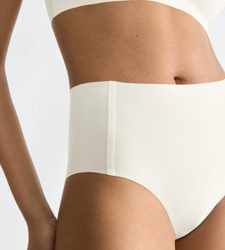 “Närbild på tyg i Sloggi Zero Feel vita trosor – borstad mikrofiber med Activated Silk™ och 360° stretch för maximal komfort.”