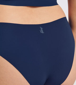 “Närbild på tyg i Sloggi Zero Feel navy briefs – borstad återvunnen mikrofiber med dot bonding och Activated Silk™.”
