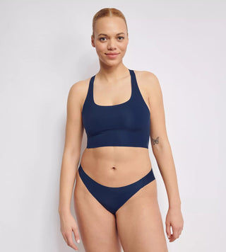 “Modell bär marinblå Sloggi Zero Feel högskurna briefs – mjuka trosor med hög benskärning och smickrande, sömlös siluett.”