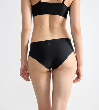 “Bakifrånvy av svarta Sloggi Zero Feel briefs – kort baksida och modern skärning med fritt skurna kanter för en slät siluett.”