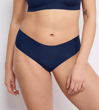 “Halvbild framifrån av Sloggi Zero Feel hipstertrosa i navy – mjuk, sömlös design med 360° stretch och inga tryckmärken.”