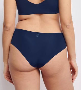 “Bakifrånvy av navy blue Sloggi hipstertrosa – slät siluett med full täckning och fritt skurna kanter för osynlig komfort.”