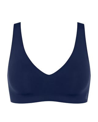 “Frilagd bild av marinblå Sloggi Zero Feel Soft Bra – bygellös, sömlös bh med avtagbar vaddering och stödjande passform.”

