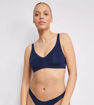 “Halvbild framifrån av navy blue Sloggi Soft Bra – bygellös bh med V-ringning och avtagbara vadderingar för anpassat stöd.”