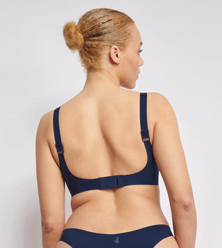 “Bakifrånvy av Sloggi Zero Feel Soft Bra – marinblå bh med knäppning, elastiska axelband och sömlös rygg för total komfort.”