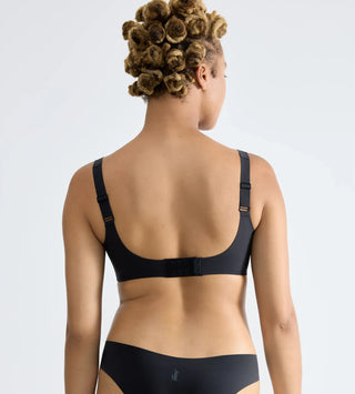 “Bakifrånvy av Sloggi Zero Feel Soft Bra – sömlös bh med klassisk knäppning och elastiska axelband för perfekt passform.”