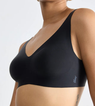 “Närbild på Sloggi Zero Feel Soft Bra – supermjuk mikrofiber, dolda förstärkningar och Activated Silk™ för torr, fräsch känsla.”