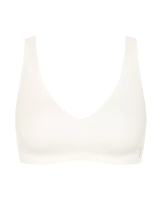 “Frilagd bild av Sloggi Zero Feel Soft Bra i vitt – bygellös bh med sömlös design, avtagbara vadderingar och 360° stretch.”