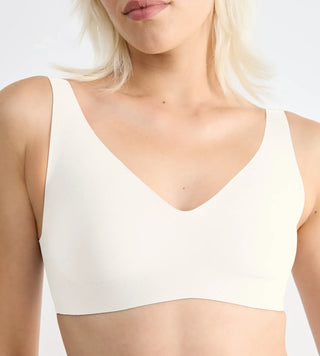 “Närbild på vit Sloggi Zero Feel Soft Bra – borstad mikrofiber med Activated Silk™ och dold stödstruktur mellan kupor.”