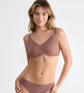 “Halvbild framifrån av Sloggi Zero Microfibre Bralette BH i cacao – stilren, hållbar bh med medelnivå stöd och diskret silhuett.”