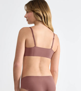 “Bakifrånvy av Sloggi Zero Microfibre Bralette BH i cacao – bygelfri bh med slät rygg, justerbara axelband och osynlig passform under kläder.”