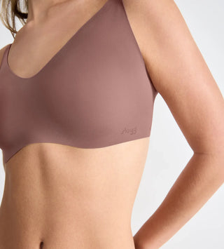 “Närbild på tyg och detaljer i cacao Sloggi Zero Bralette – GRS-certifierad återvunnen mikrofiber med mjuk, sömlös finish och avtagbar vaddering.”
