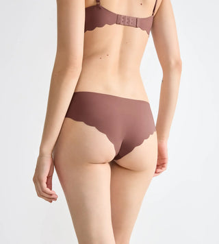 “Bakifrånvy av Sloggi Zero Microfibre Hipstertrosa i cacao – sömlös trosa med full täckning och laserskuren avslutning för osynlig look.”