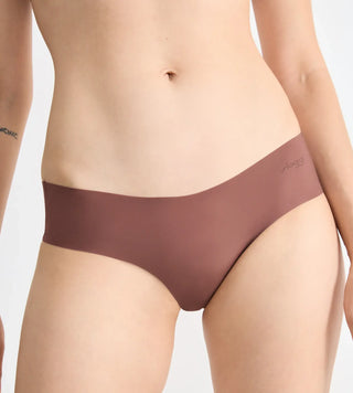 “Närbild på Sloggi Zero Microfibre Hipstertrosa – GRS-certifierad mikrofiber i cacao med musselformad laserskuren kant och mjuk finish.”
