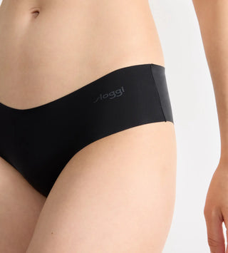 “Närbild på tyg och laserskuren kant på Sloggi Zero Microfibre Hipstertrosa – svart mikrofiber med slät struktur och GRS-certifierat material.”