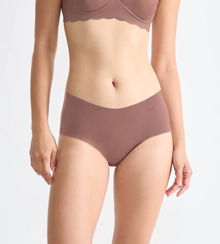 “Halvbild på Sloggi Zero Microfibre Short Trosa i cacao – komfortabel låg midja, osynliga kanter och diskret passform i återvunnet material.”