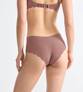 “Bakifrånvy av Sloggi Zero Microfibre Short Trosa i färgen cacao – sömlös shorttrosa med full bak och VPL-fri laserskuren kant.”