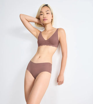 “Modell bär Sloggi Zero Microfibre Short Trosa i cacao – osynlig trosa med låg midja och utökad täckning för en sömlös siluett.”