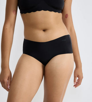 “Halvbild framifrån av Sloggi Zero Microfibre Short Trosa – VPL-fri trosa i återvunnen mikrofiber med låg midja och bekväm kil.”