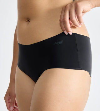 “Närbild på svart Sloggi Microfibre Short Trosa – superlätt mikrofiber med slät yta och laserskuren kant för osynlig komfort.”