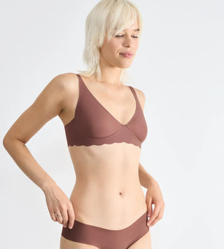 “Halvbild framifrån av Sloggi Zero Microfibre Soft Bra i cacao – mjukt vadderad bh utan bygel med naturlig silhuett och stilren vardagsdesign.”