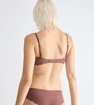 “Bakifrånvy av cacao Sloggi Zero Microfibre Soft Bra – slät bygelfri bh med smal ryggdesign, bekväma axelband och osynlig passform.”