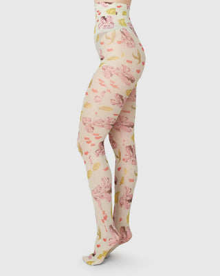  Swedish Stockings Helen Bullock Floral Strumpbyxor -  Coconut White  bilden visar fotomodell med snygga strumpbyxor 