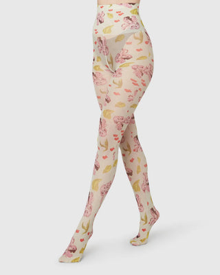  Swedish Stockings Helen Bullock Floral Strumpbyxor -  Coconut White  bilden visar fotomodell med snygga strumpbyxor 