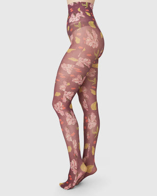  Swedish Stockings Helen Bullock Floral Strumpbyxor - Red Maroon  bilden visar fotomodell med snygga strumpbyxor 