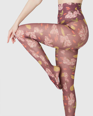  Swedish Stockings Helen Bullock Floral Strumpbyxor - Red Maroon  bilden visar fotomodell med snygga strumpbyxor 