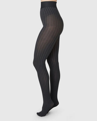   Swedish Stockings Hilda Stripe Strumpbyxor - Black bilden visar fotomodell med snygga strumpbyxor 