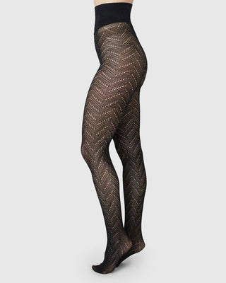 Swedish Stockings Ina Pointelle Strumpbyxor - Black bilden visar fotomodell med snygga strumpbyxor 