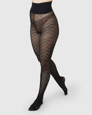 Swedish Stockings Ina Pointelle Strumpbyxor - Black bilden visar fotomodell med snygga strumpbyxor 