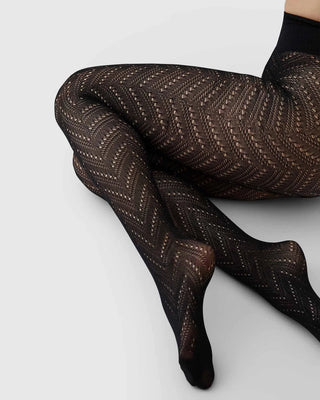 Swedish Stockings Ina Pointelle Strumpbyxor - Black bilden visar fotomodell med snygga strumpbyxor 