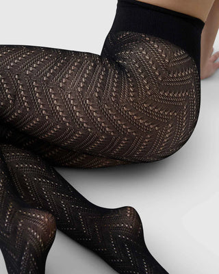 Swedish Stockings Ina Pointelle Strumpbyxor - Black bilden visar fotomodell med snygga strumpbyxor 