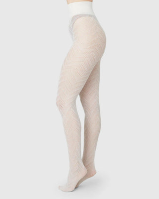 Swedish Stockings Ina Pointelle Strumpbyxor - Ivory bilden visar fotomodell med snygga strumpbyxor 