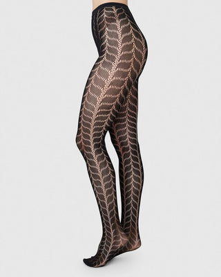 Swedish Stockings Meja Net Strumpbyxor - Black  bilden visar fotomodell med snygga strumpbyxor 